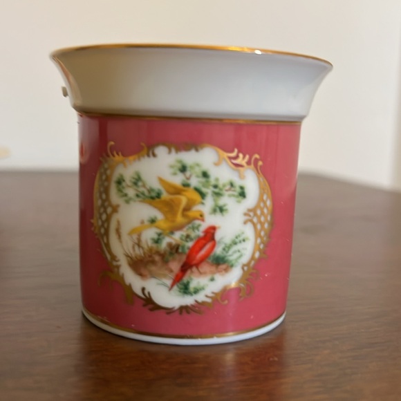 Teacup and saucer - Picture 2 of 5